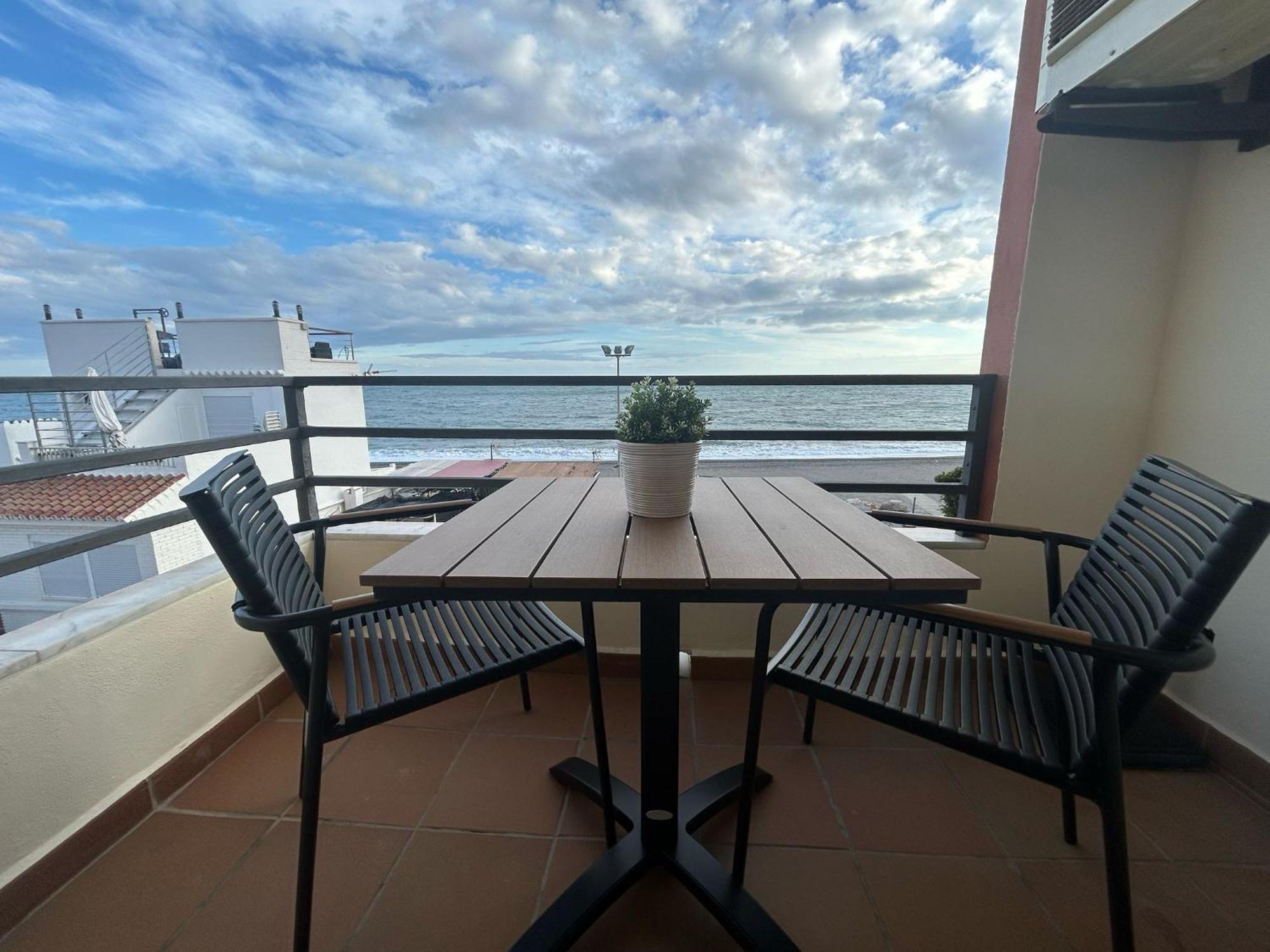 Maravilloso Apartamento En Primera Linea De Playa Con Vistas Al Mar En Caleta De Velez 2 D ภายนอก รูปภาพ