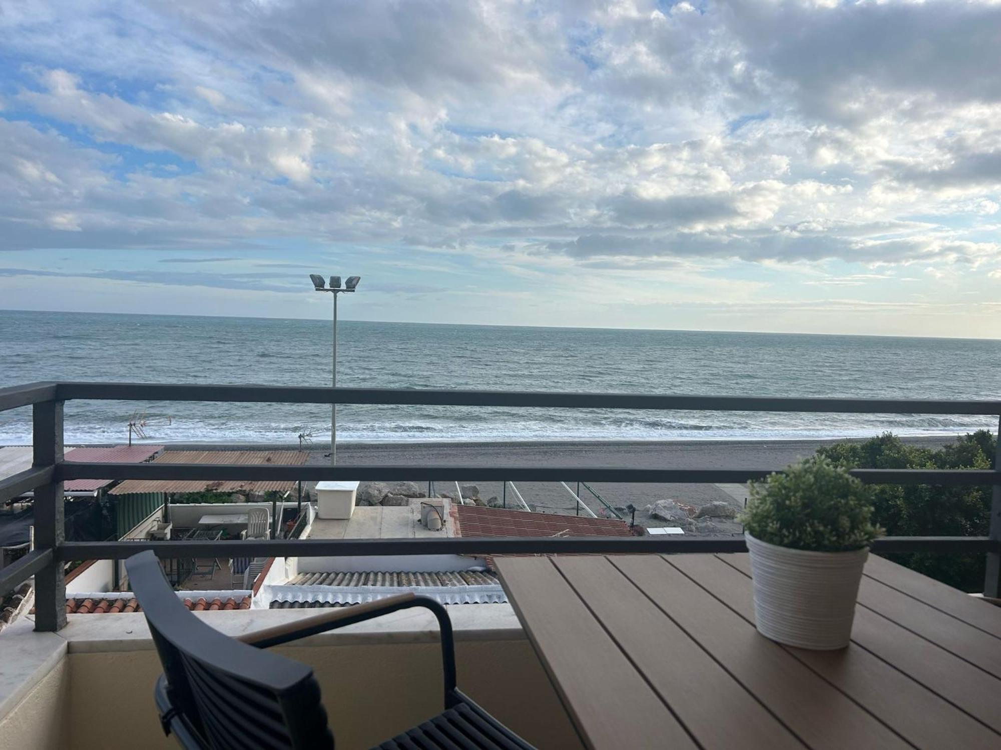 Maravilloso Apartamento En Primera Linea De Playa Con Vistas Al Mar En Caleta De Velez 2 D ภายนอก รูปภาพ