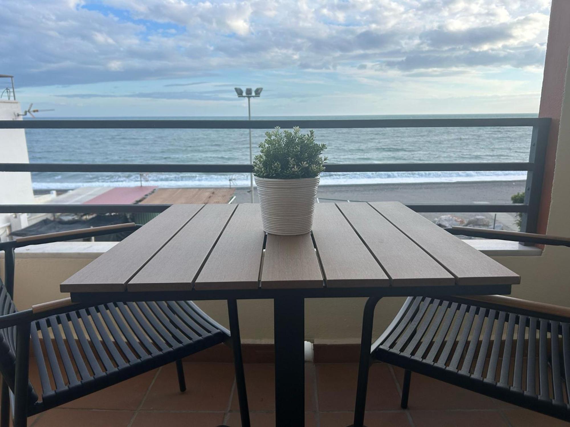 Maravilloso Apartamento En Primera Linea De Playa Con Vistas Al Mar En Caleta De Velez 2 D ภายนอก รูปภาพ
